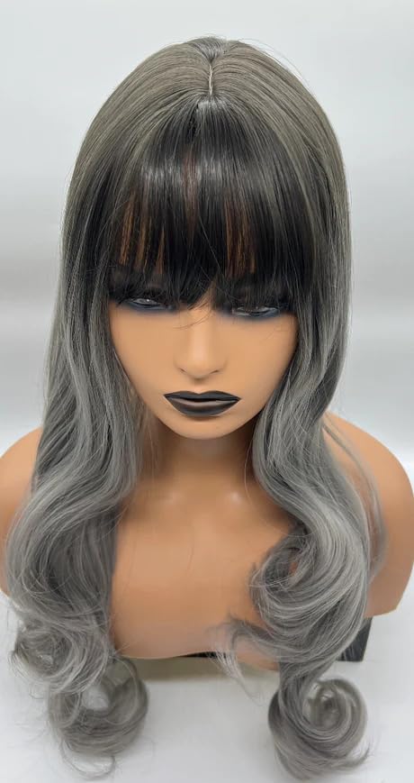Miniatura 7 de AMANDA - Peluca balayage gris con flequillo completo, larga y rizada, sin pegamento, pelucas sintéticas naturales para uso diario (pelucas de