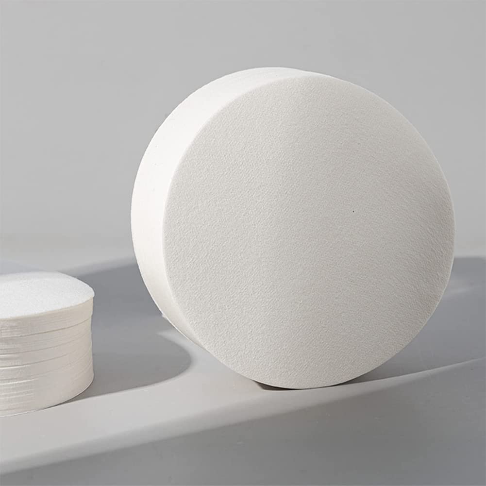 Filterpapier im Labor. Wissenschaftler sind chemische Filtration durch Filtern durch Filterpapier in einem Glastrichter, Close Up Stockfotografie