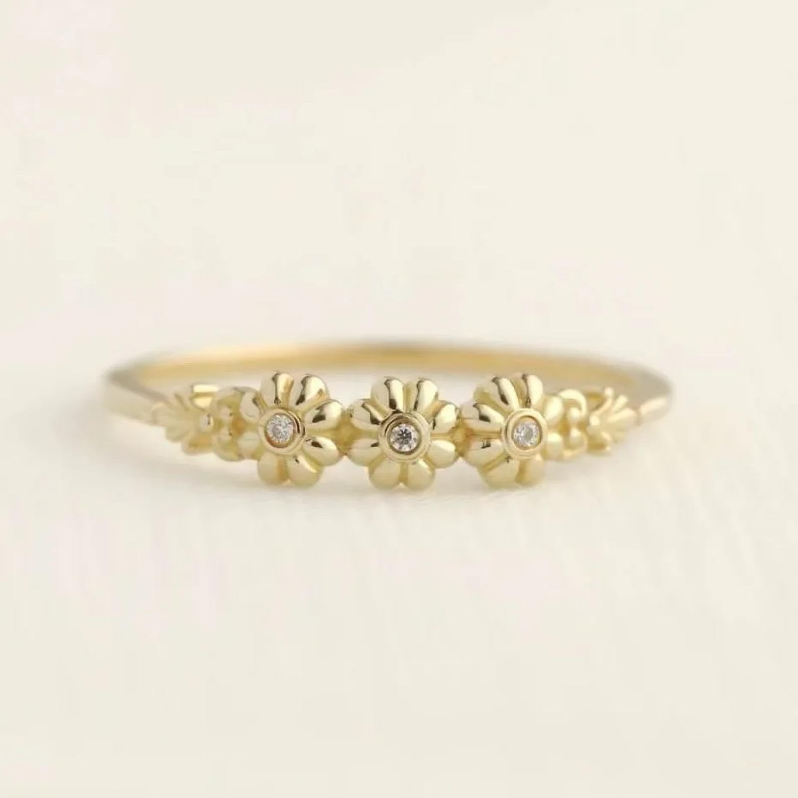 Bijoux party : bague fleur dorée et pierre blanche pour vos soirées - 6