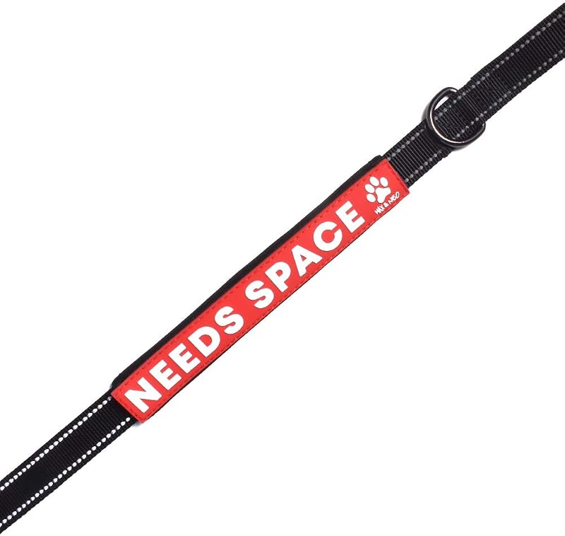 Guia Dupla para Cães com Faixa de Sinalização NEEDS-SPACE-2 Max and Neo – “Needs Space”