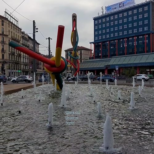La fontana circolare della scultura &ldquo;Ago, Filo e Nodo&rdquo; alla Stazione di Milano Cadorna