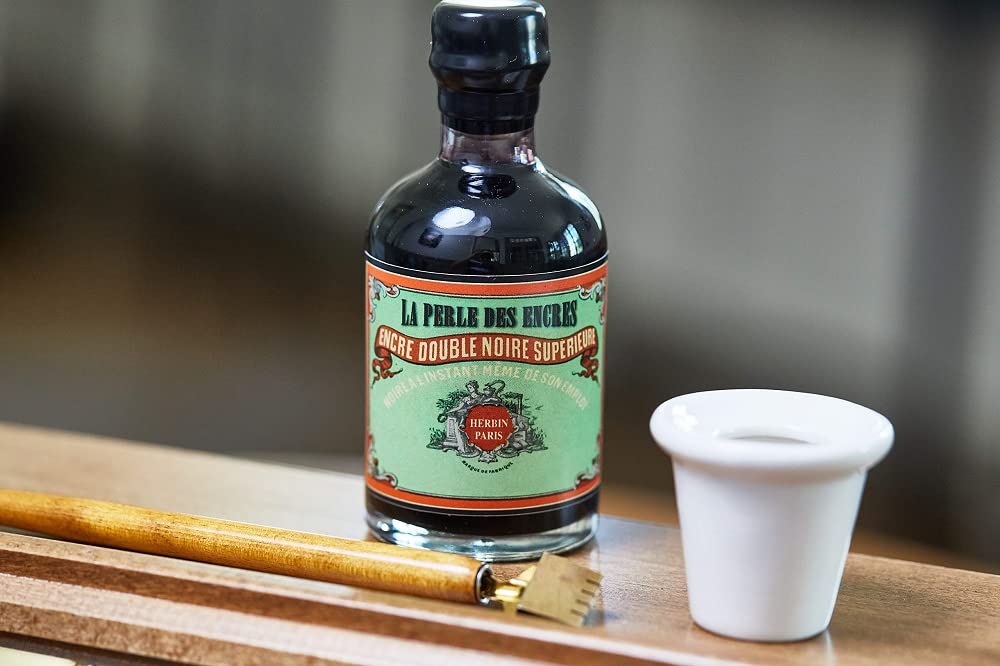 Jacques Herbin 27909T - Un coffret encrier spécial 350 ans comprenant un encrier en porcelaine, une notice et un flacon d'encre 100 ml couleur Perle noire