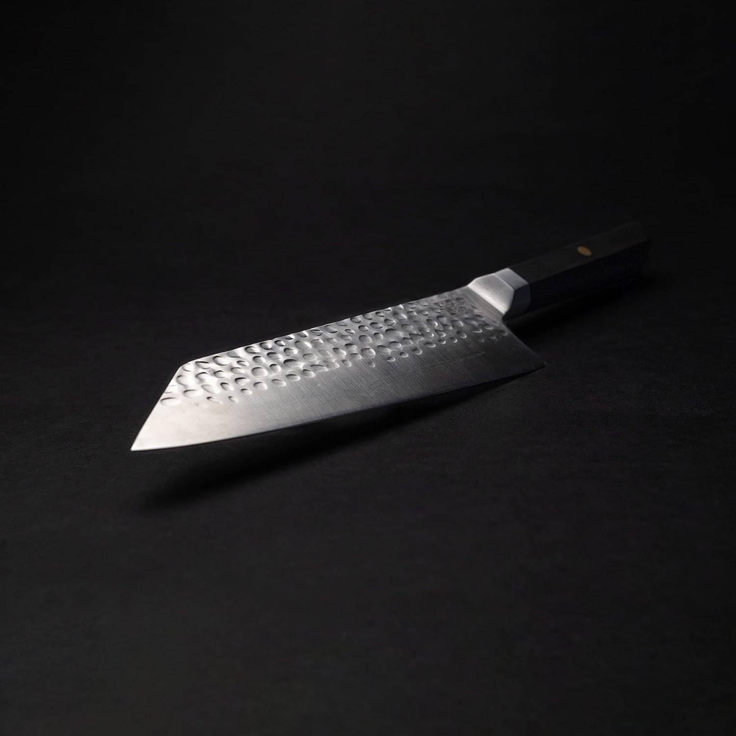 KOTAI | Couteau de Chef Santoku Bunka avec Saya et boîte en Bambou | Lame 17 cm | Couteau de Cuisine | Martelé et Aiguisé à la Main | Acier Inoxydable Japonais 440C Ultra-Tranchant