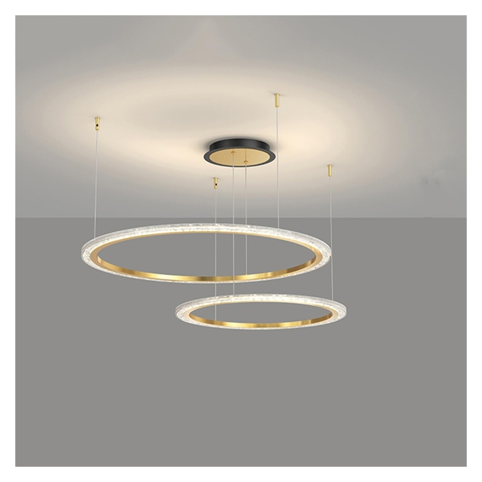 Luminaire de plafond suspendu doré pour sublimer un salon sombre ou en manque de modernité