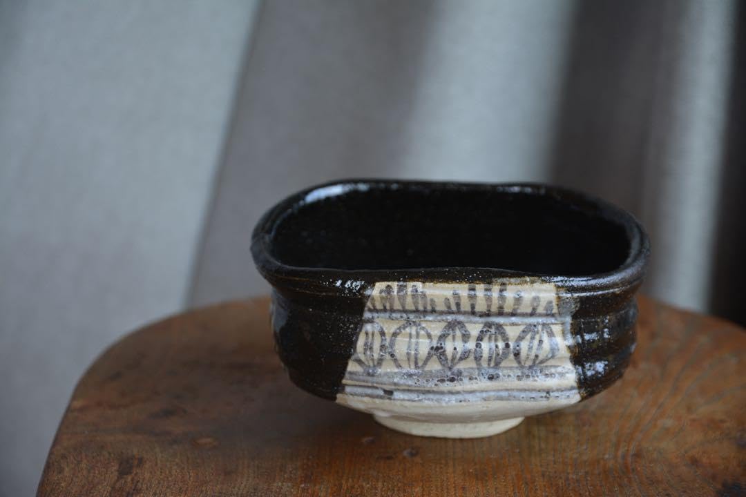 Amazon.co.jp: 瀧口喜兵爾 黒織部 茶盌 茶碗 共箱 : おもちゃ