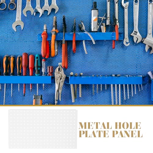Tablero perforado para colgar herramientas de forma estable sin ocupar mesas 3