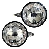 Set completo per trattori: riceverete due fari principali H4 di alta qualità (1 sinistra, 1 destra) con robusto alloggiamento in metallo nero e vetro trasparente. Include lampadine H4 (12 V 55/50 W) e T4 W (12 V 4 W).