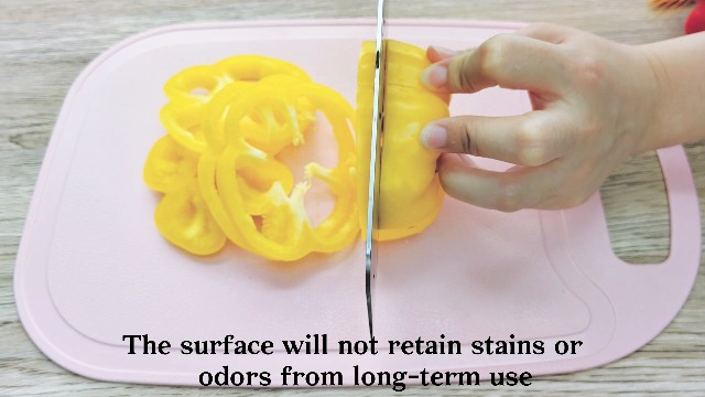 Tabla de cortar rectangular de plástico rosa con mango y ranura miniatura 7
