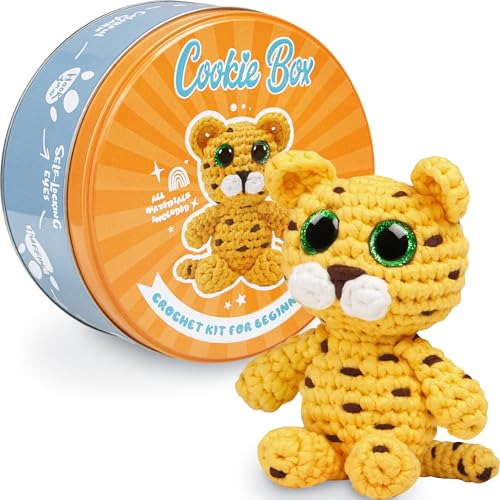 Kit di uncinetto completo per principianti – Impara a realizzare il tuo leopardo Leo con tutto in una scatola: uncinetto ergonomico, filato morbido, imbottitura, marcapunti, ago da lana, occhi di sicurezza e altro. ⚠️ Avvertenza: le istruzioni sono attualmente solo in inglese.