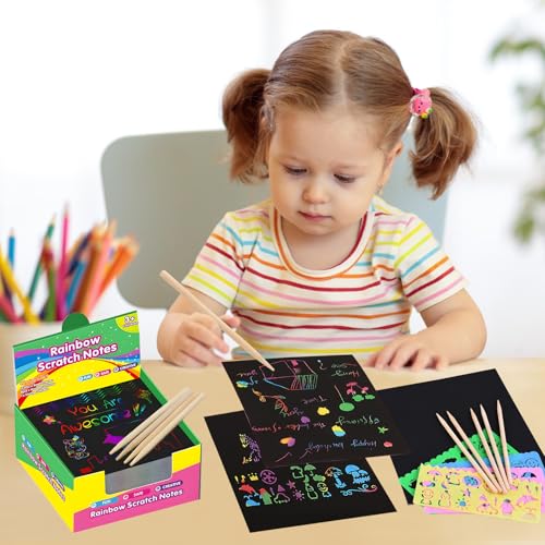 JurciCat 200 Stück Kratzbilder für Kinder, Blätter Regenbogen Kratzpapier mit 4 Holzstifte and 4 Malschablonen Für Kinder Kratzbild Set zum Zeichnen und Basteln DIY Lustige Spiele (8.5 * 8.5 cm)