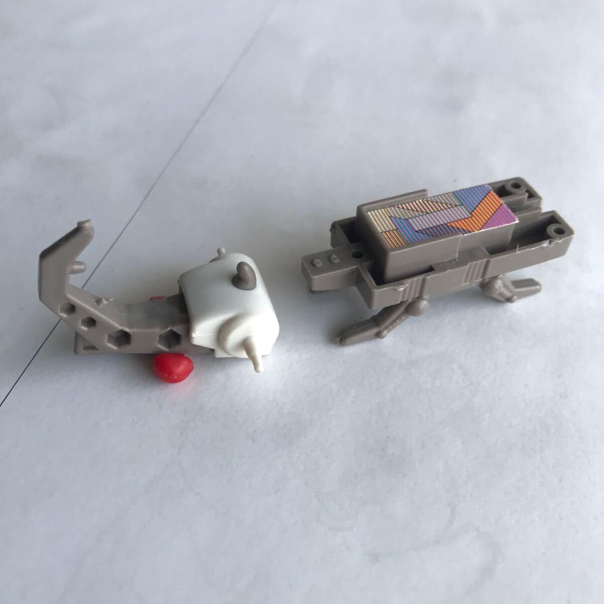 グリコおまけ　グリコパピー　昆虫シリーズ　ロボット　玉虫色の背中　白とベージュ グリコおまけ グリコパピー 昆虫シリーズ ロボット 玉虫色の背中