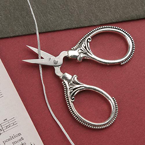 زوجان من مقص التطريز، مقص كلاسيكي مصمم على شكل زهرة الاقحوان بطرف حاد من الاستانلس ستيل، مقص خياطة من فينتاج مع ادوات مقص صغير يستخدم للنسيج، والتطريز، والحرف اليدوية، واشغال الابرة (فضي)