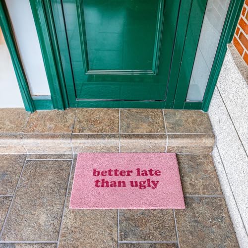 FISURA - Fußmatte außen “Better Late Than Ugly” aus Kokosnuss mit Rutschfester PVC-Rückseite. Lustige Welcome Fußmatte. Handbemalt. Größe: 70 cm x 40 cm. Rosa