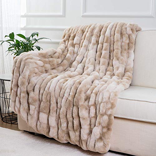 BATTILO HOME Faux Fur Throw Blanket Beige Fur Throws for Sofa 150x200cm Luxury Fuzzy Warm Cozy Faux Rabbit Fur Blanket for Bed Couch Home Decor