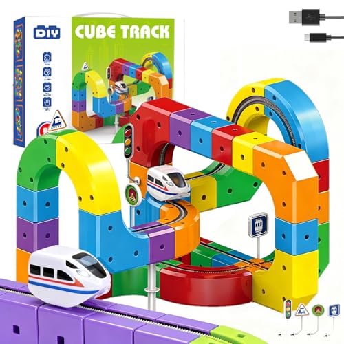 【Ricarica USB per un divertimento ininterrotto】: Il nostro set di treni elettrici, sia che si tratti della pista da corsa flessibile del set di treni elettrici Clickrail o di un'altra variante, è dotato di un design di ricarica USB. Grazie a ciò, è liberato dalla limitazione dovuta alle batterie. Le guide di chiusura garantiscono il movimento stabile e regolare del treno e offrono un'esperienza di gioco coinvolgente.