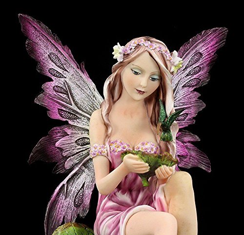 Figuren Shop GmbH Elfenfigur sitzt an Teich mit Kolibri - Fantasy