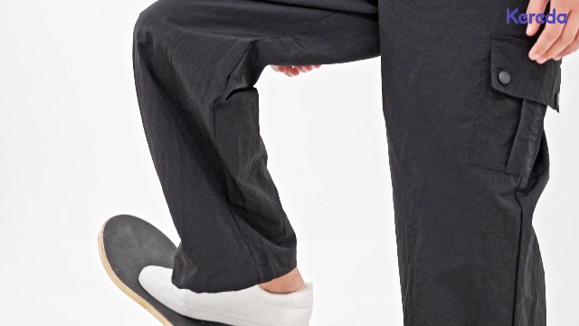 Bershka - Pantaloni cargo da paracadutista neri | ASOS