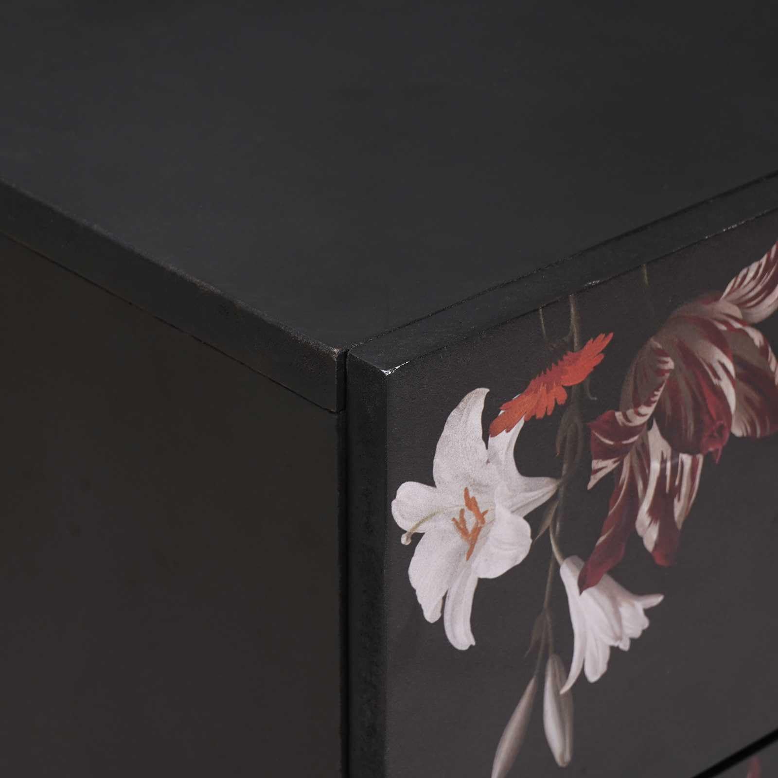 Elegante mesita de noche para dormitorio con botones de latón y cajón de madera maciza de mango en color marrón, diseño moderno con líneas limpias y estampado floral