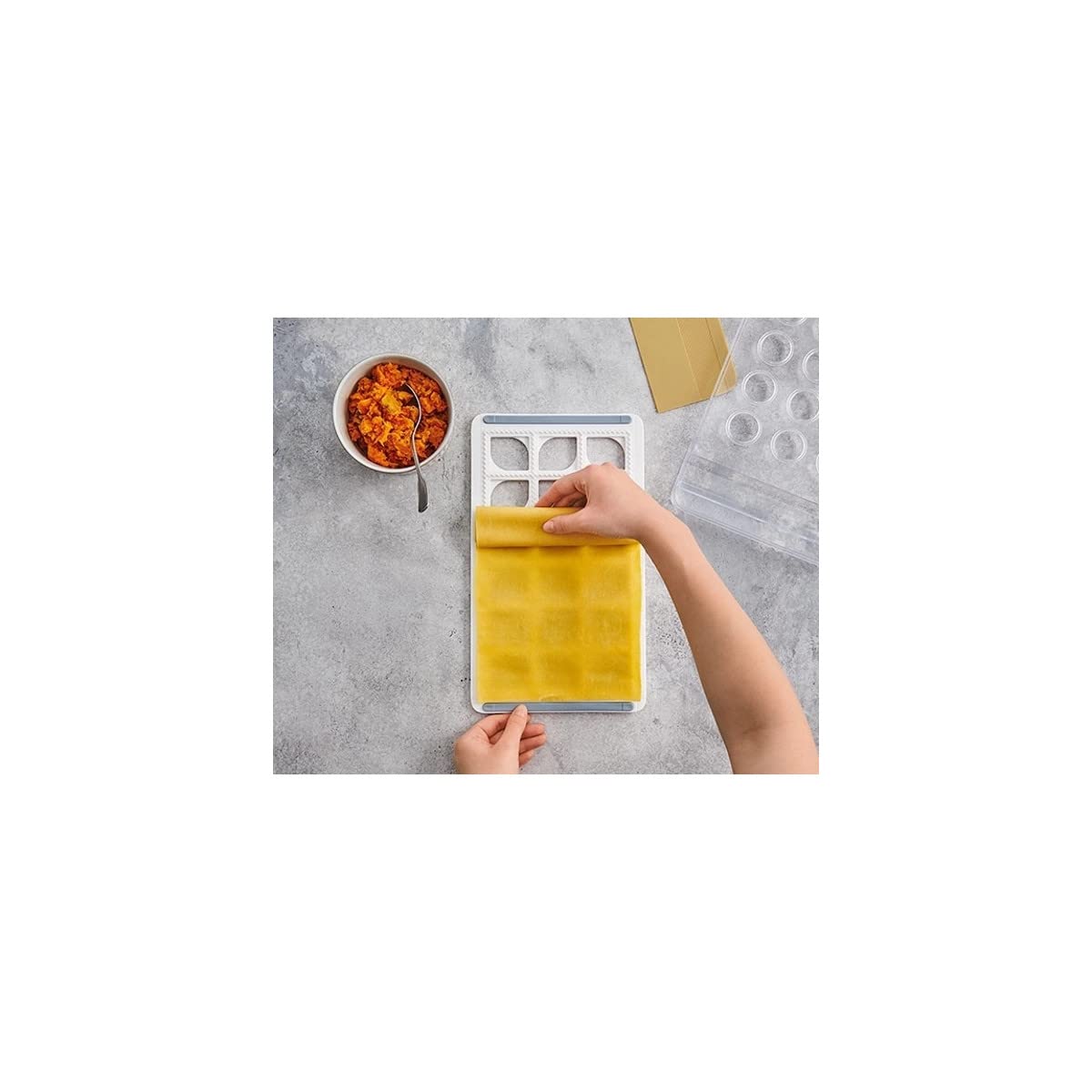Betty Bossi Stampino Per Ravioli Fatti In Casa – Stampo Riavvolgibile Per 18 Ravioli, Con Stencil E Spatola – Ideale Per Pasta Fresca - copertina