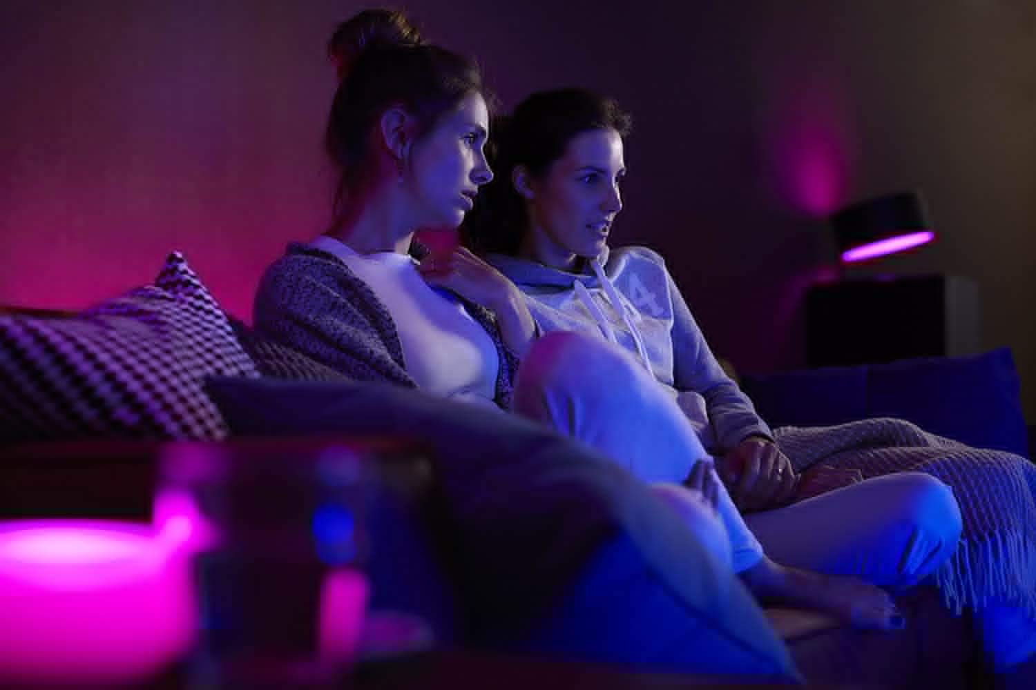 Philips Hue White & Color Ambiance E27 2er Starter Set 2x800lm, bis zu 16 Mio. Farben, dimmbar, steuerbar via App, kompatibel mit Amazon Alexa (Echo, Echo Dot)