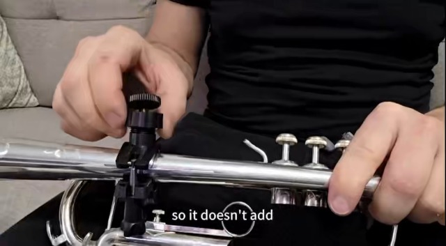 Verstelbare trompet telefoon lier, 1.5-2.5 lage messing lier voor trombone, mellofoon, bugelhorn - past op 99,9% van smartphones Verstelbare trompet telefoon lier, 1.5-2.5 lage messing lier voor trombone, mellofoon, bugelhorn - past op 99,9% van smartphones