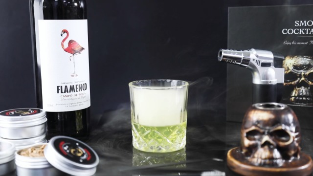 Old Fashioned Smoker Kit, Whiskey Bourbon Cocktail Smoker Kit With 4 Flavored Wood Chips, Torch (No Butane) Smoke Top Cocktail Bar Kit, Gift for Whiskey Lovers, Dad, Husband, Men