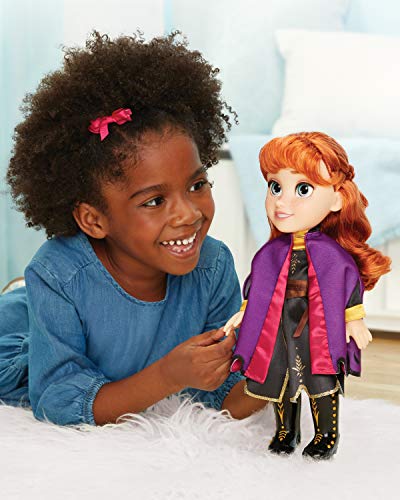 Disney Frozen 2 - Muñeca Anna de Viaje 38 cm con Capa de Viaje Violeta, Botas y un Precioso Peinado - Muñeca con Preciosos Detalles para Niñas con 3 Años +