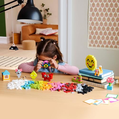 LEGO Classic La boîte créative du Bonheur - Assortiment de Briques colorées parfaites pour Le Jeu de rôle - Set de Construction pour Filles et garçons dès 5 Ans 11042