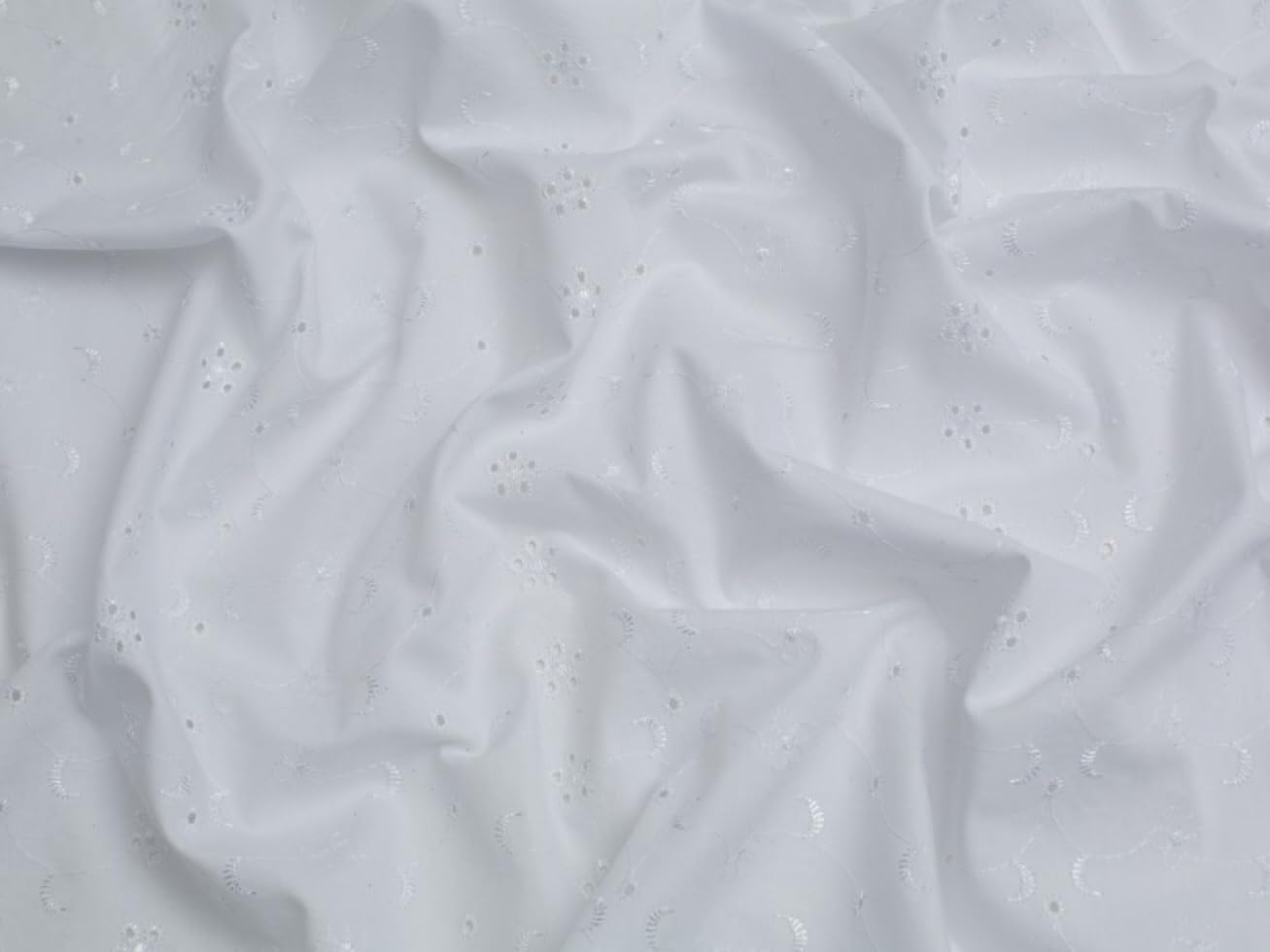 Minerva Crafts 5 Hole Broderie Anglaise Dress Fabric White - per metre