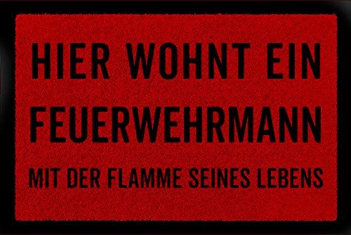 Interluxe FUSSMATTE Türmatte Hier WOHNT EIN FEUERWEHRMANN Geschenk Dekomatte Eingang Rot