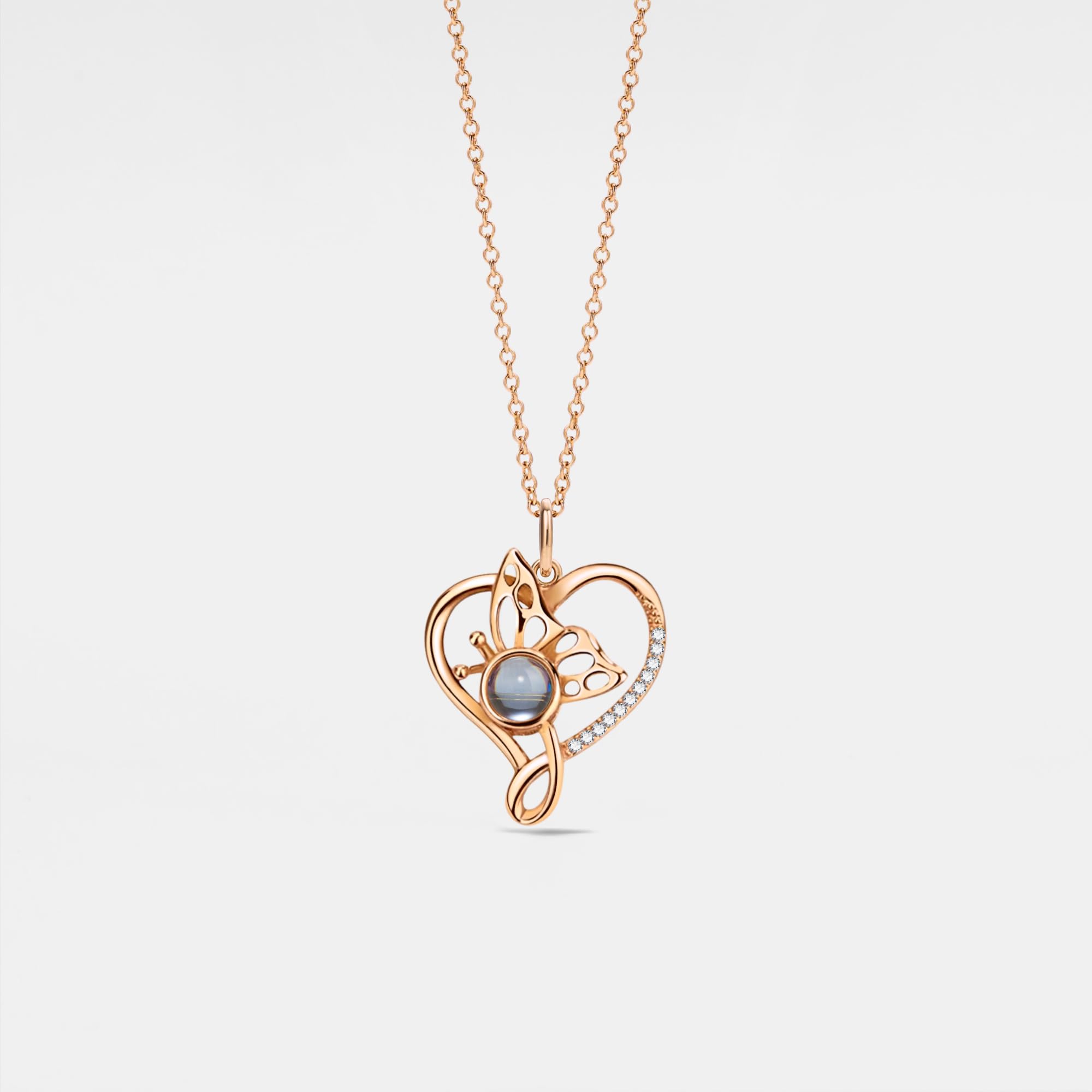 PERIMADE Collana con immagine personalizzata con foto all'interno Testo personalizzato e amore in 100 lingue Collana di proiezione personalizzata CZ farfalla cuore ciondolo compleanno anniversario
