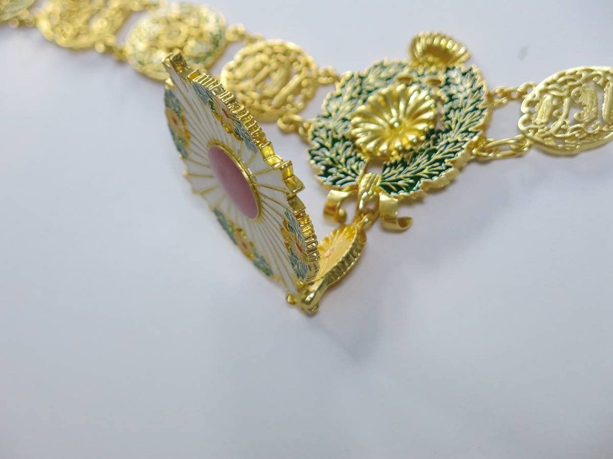 Amazon.co.jp: 大勳位菊花章頸飾 専用収納木箱付 日本勲章 菊花章