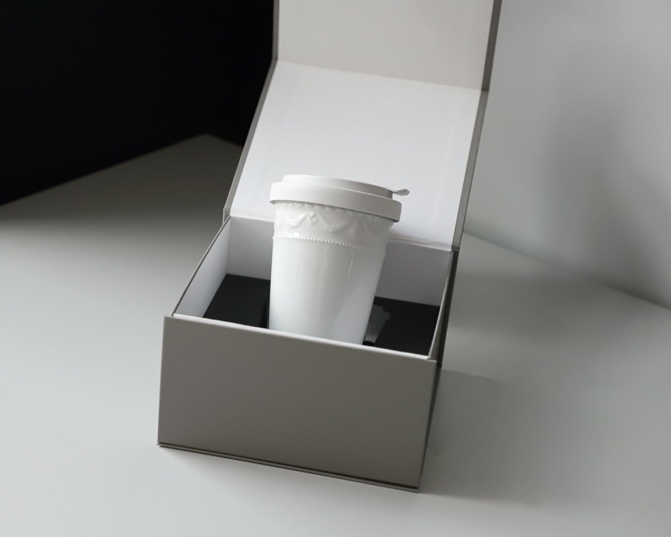 KPM Berlin KURLAND Kaffebecher To-Go aus Porzellan, 0,35 L, Weiß | Porzellan Becher & Teebecher, handmade, nachhaltig und wiederverwendbar, edles Design im Geschenkkarton