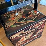 お正月用おせち料理三段重箱。黒色の台と持ち手あり。手毬模様で中は赤色。