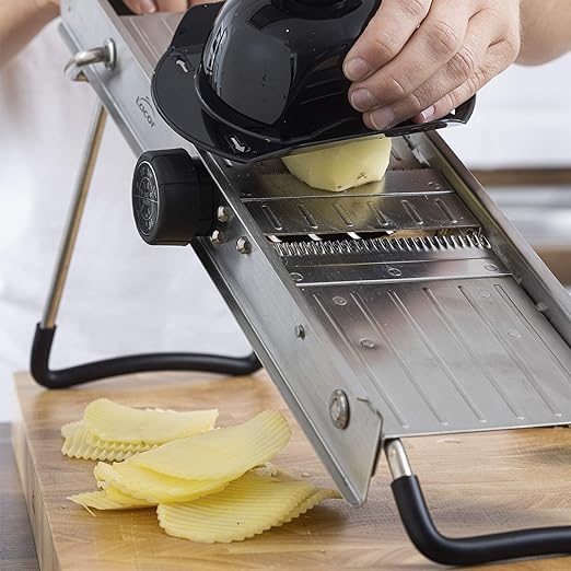 Suinga Mandolina, Con Protector y Cuchillas Giratorias Inox, Pies y Mango Antideslizantes, Cocina Profesional, 12,5 x 50 cm, Acero Inoxidable