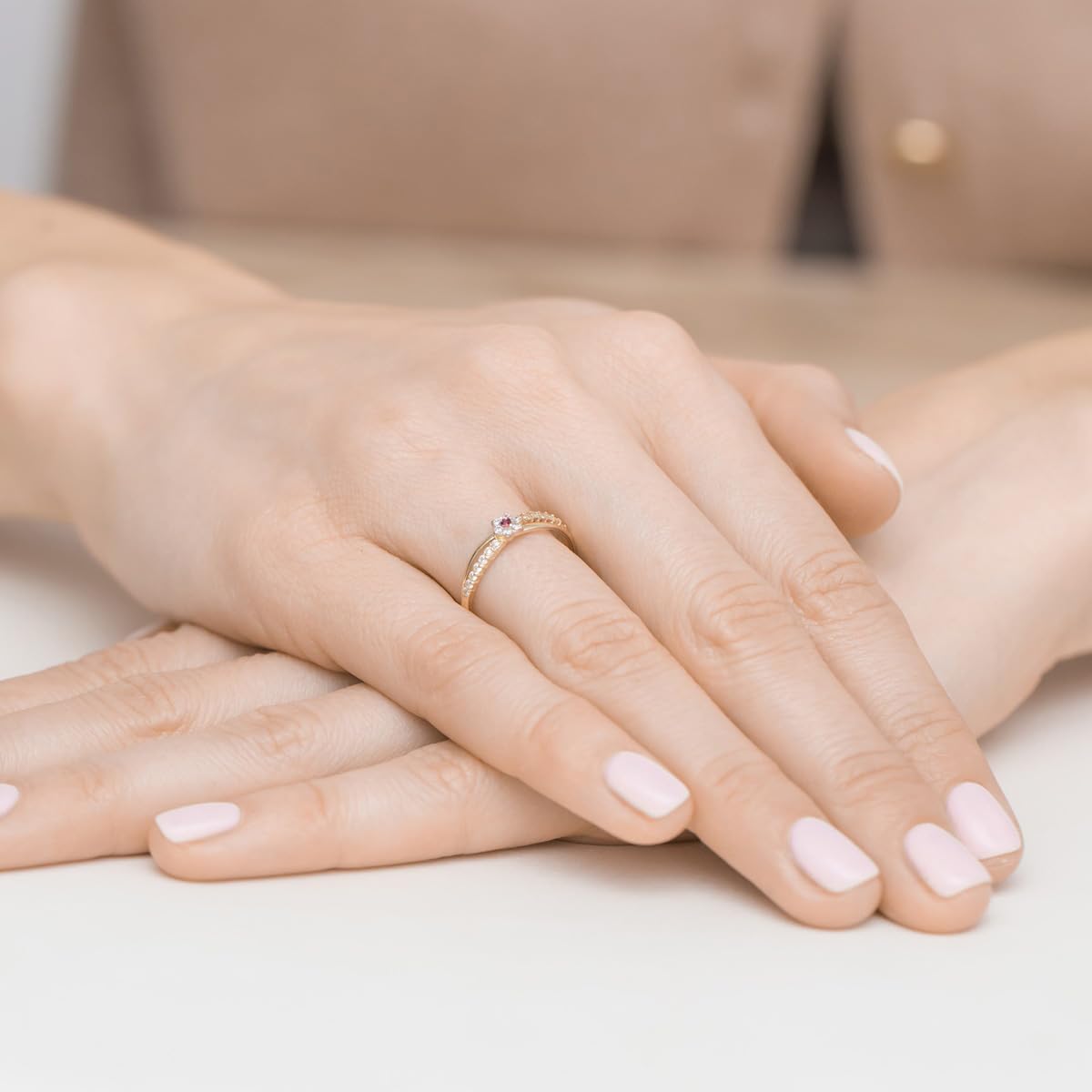 MARKO Goldener Damenring 333 Gold (8 Karat) mit Zirkonia – Eleganter Blüten-Ring im Blumen-Design – Zarter Goldring als Geschenk für Frauen & Mädchen