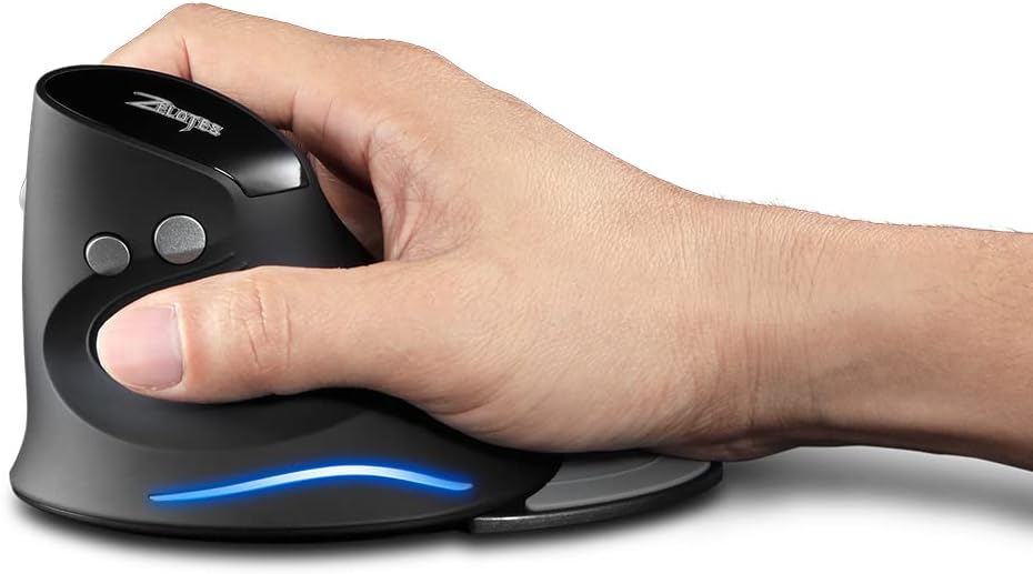 Hand gripping Zelotes F17 vertical mouse