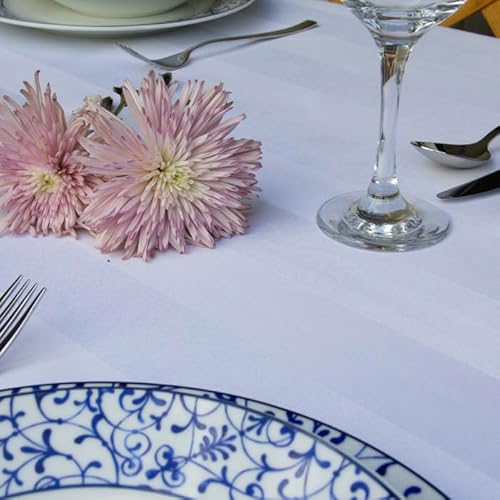 Toalha de Mesa Branca Listras Acetinadas. Tecido nobre e fácil de lavar (8 lugares (3m x 1,35m))