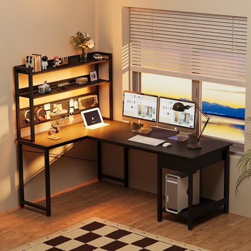YOUDENOVA Escritorio Gaming en L con Pegboard y LED y Enchufes, 135 × 90 cm Escritorio Gamer Reversible con Estantes, Escritorio Esquinero para Jugadores Negro