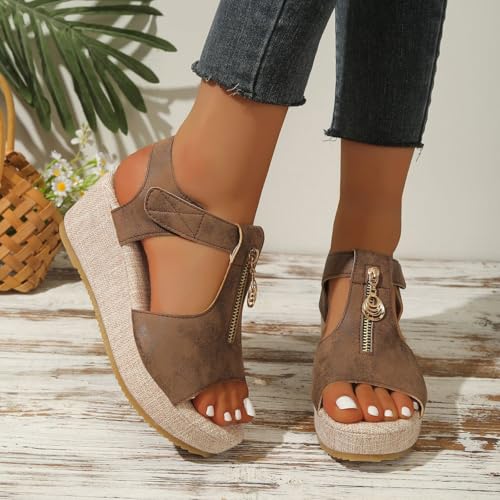 Chaussures élégantes et confortables compensées en raphia