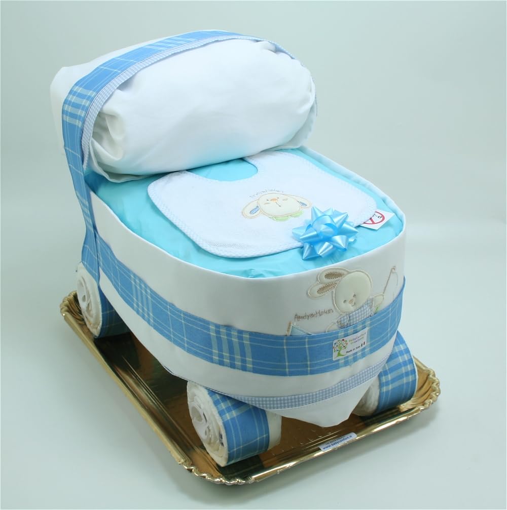 Torta di Pannolini Carrozzina Azzurra con 48 pannolini 3/6 kg, parure lenzuolini da carrozzina, bavaglia e prodotti di cosmesi di qualità. Made in Italy