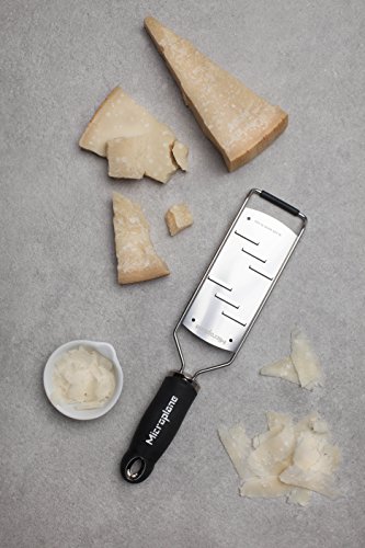 Foto von Microplane Große Raspel Küchenreibe für Hartkäse, Schokolade und Trüffel in Schwarz mit Edelstahlklingen - Made in USA
