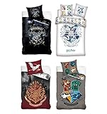 Diseño: bonita ropa de cama juvenil para adolescentes con escudo de armas y tren de escritura · Animales de escudo de armas: león águila tejón serpiente de pie para las casas Gryffindor Slytherin Hufflepuff y Ravenclaw · colores fuertes: rojo oscuro · rojo vino · burdeos · blanco · negro · gris · oro · Dorado Habitación juvenil adecuada