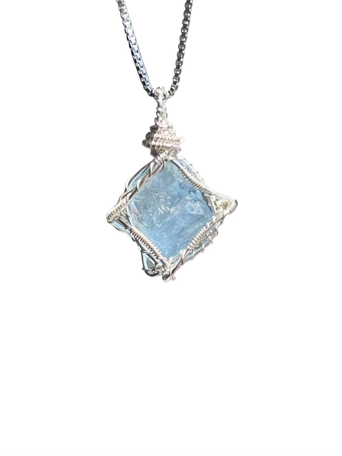 Collier en pierre naturelle bleu clair idéal pour vos tenues d'été
