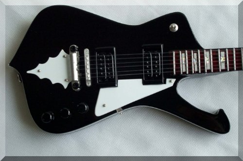 PAUL STANLEY Guitare Miniature avec médiator ICEMAN KISS - Les Beatles, Paul McCartney, John Lennon, RIngo Starr, George Harrison PAUL STANLEY Guitare Miniature avec médiator ICEMAN KISS – Image 3