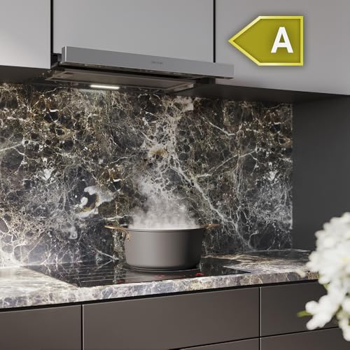 Campana extractora Cecotec funcionando en una cocina con vapor visible, resaltando su eficacia en la absorción de olores.