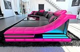 Couch Wohnlandschaft Turino CL Form Sofa in Leder - mit LED Beleuchtung, verstellbare Kopfstützen, Recamiere/Lederfarben wählbar/Ausrichtung wählbar (Ottomane rechts, Schwarz-Pink)