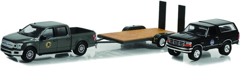 Greenlight 31150-C Hollywood Hitch & Tow Series 11 - Yellowstone 2018 F-150 Montana Livestock Association مع 1992 Bronco Montana Livestock Association على مقطورة مسطحة 164 Scale