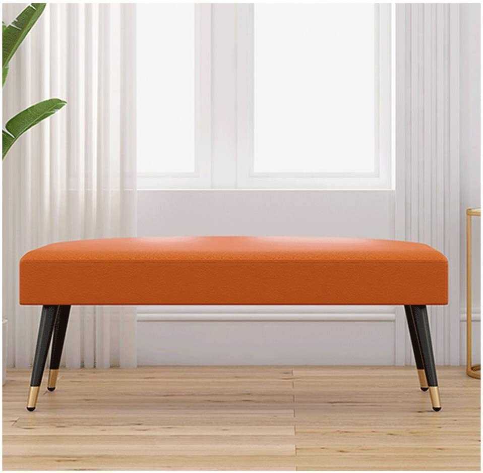 Tabouret de rangement pour éliminer le désordre du salon avec son design doré