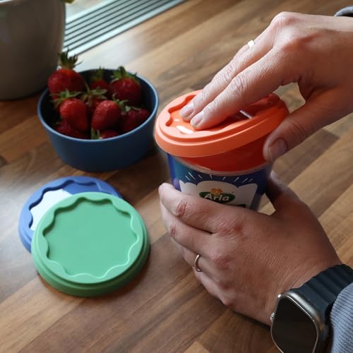 Koziol Lot de 3 couvercles réutilisables robustes et extensibles pour tasses à yaourt (500 ml), réutilisables, transparents, passent au lave-vaisselle (vert moyen/bleu vif/corail) – vue 5
